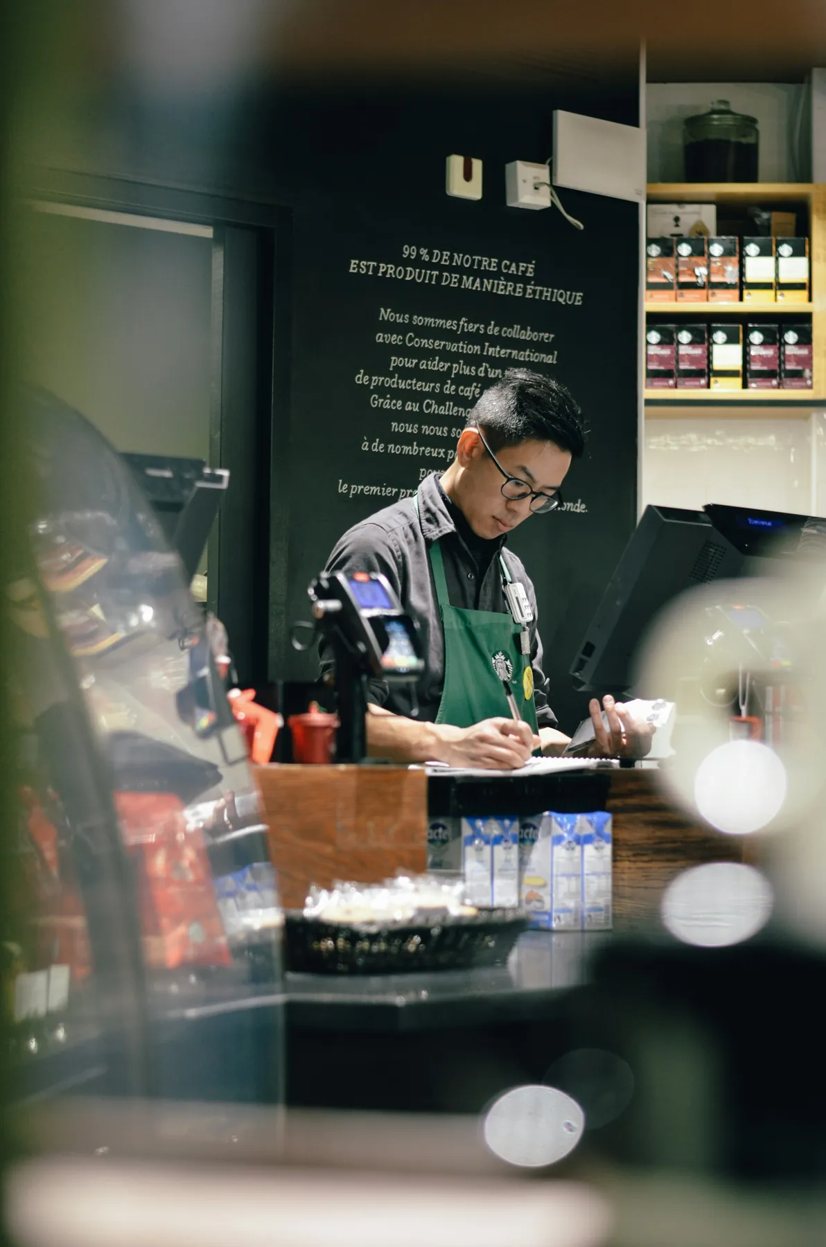 Un barista derrière son comptoir