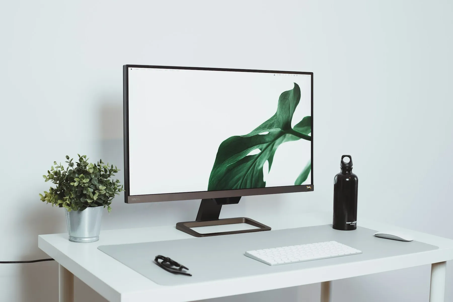 Un bureau clair avec un écran