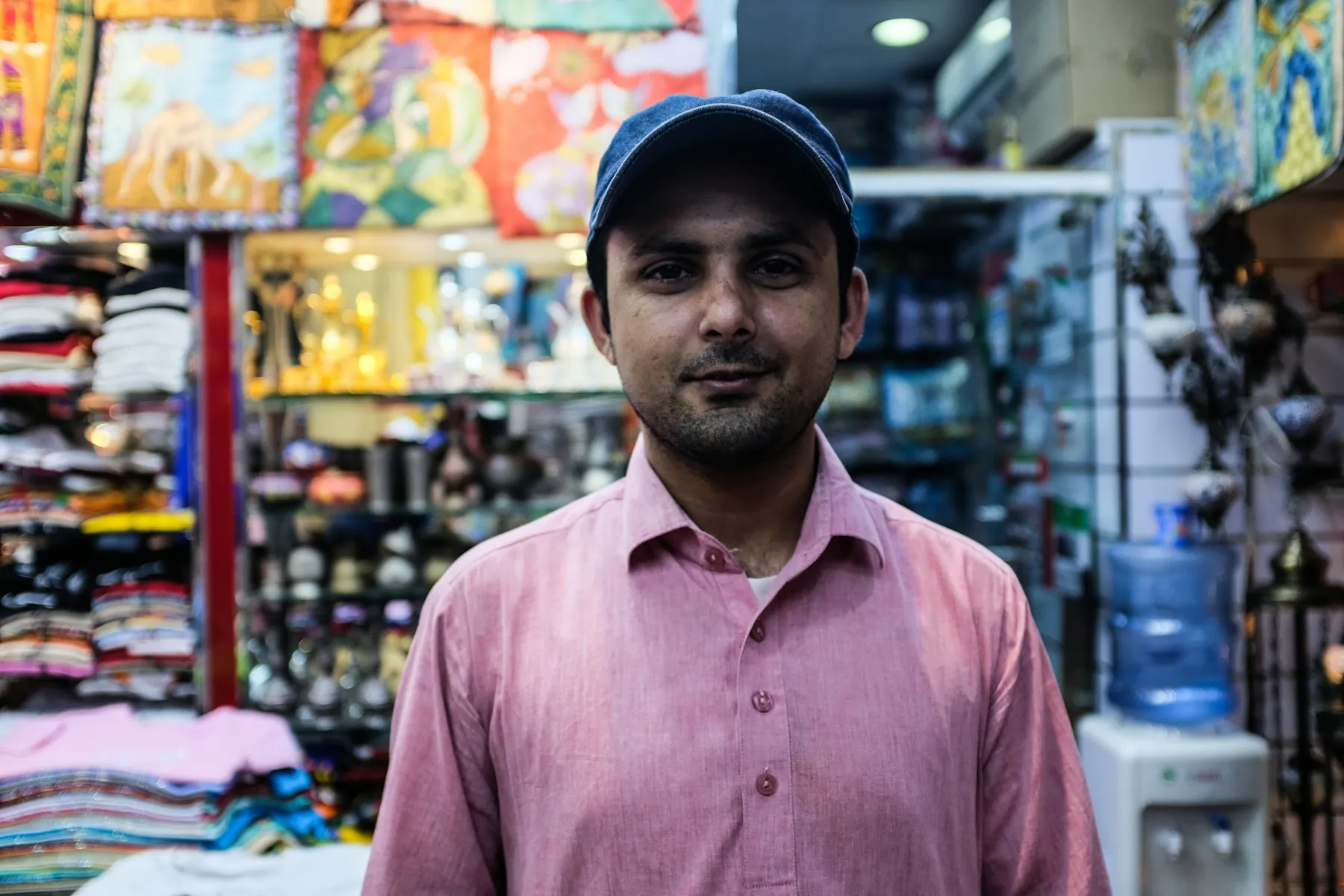 Un épicier dans sa boutique