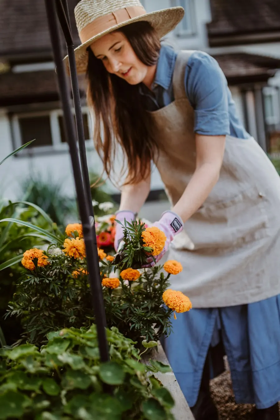 Une fleuriste en tablier s’occupe de ses fleurs