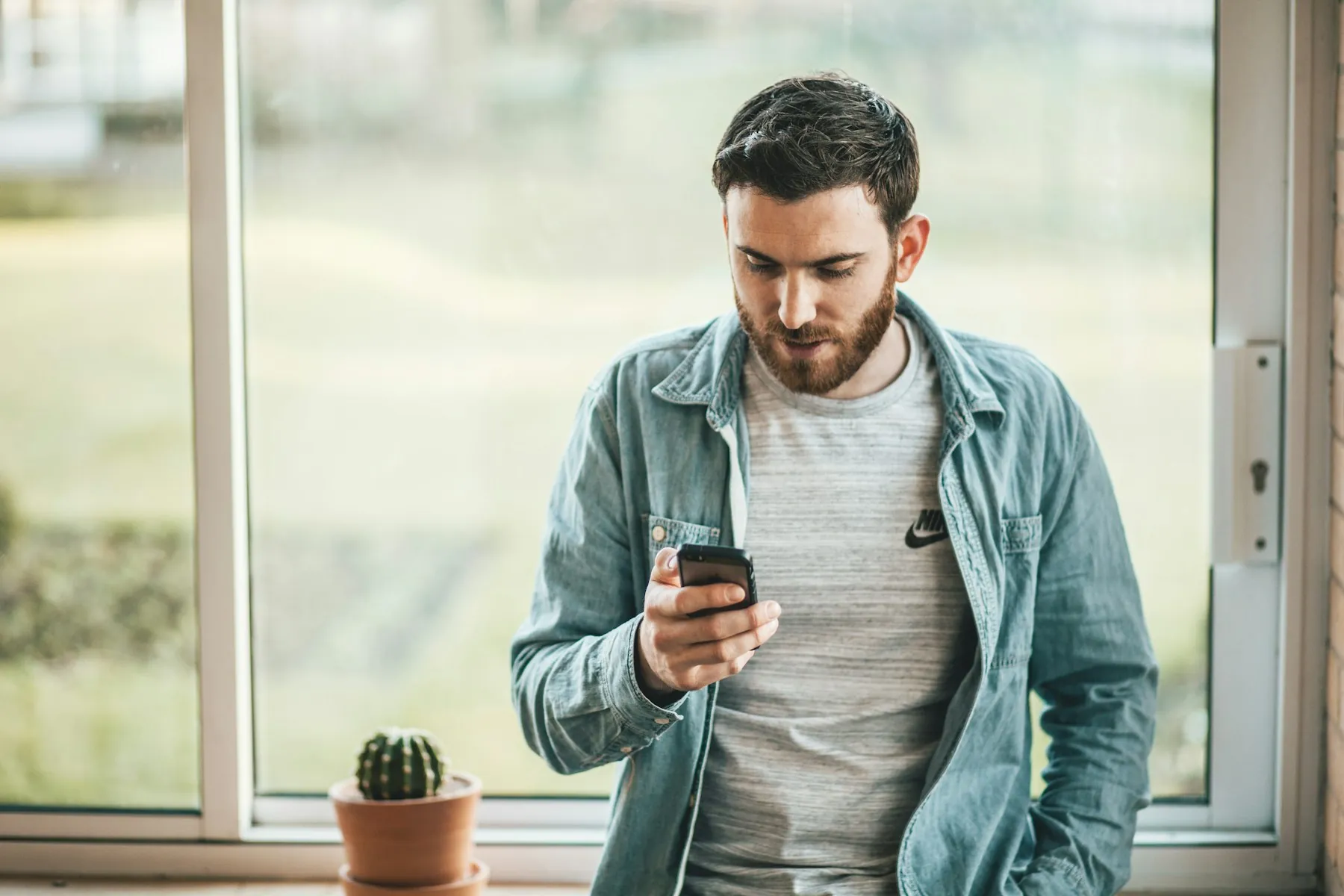 Un artisan consulte son téléphone